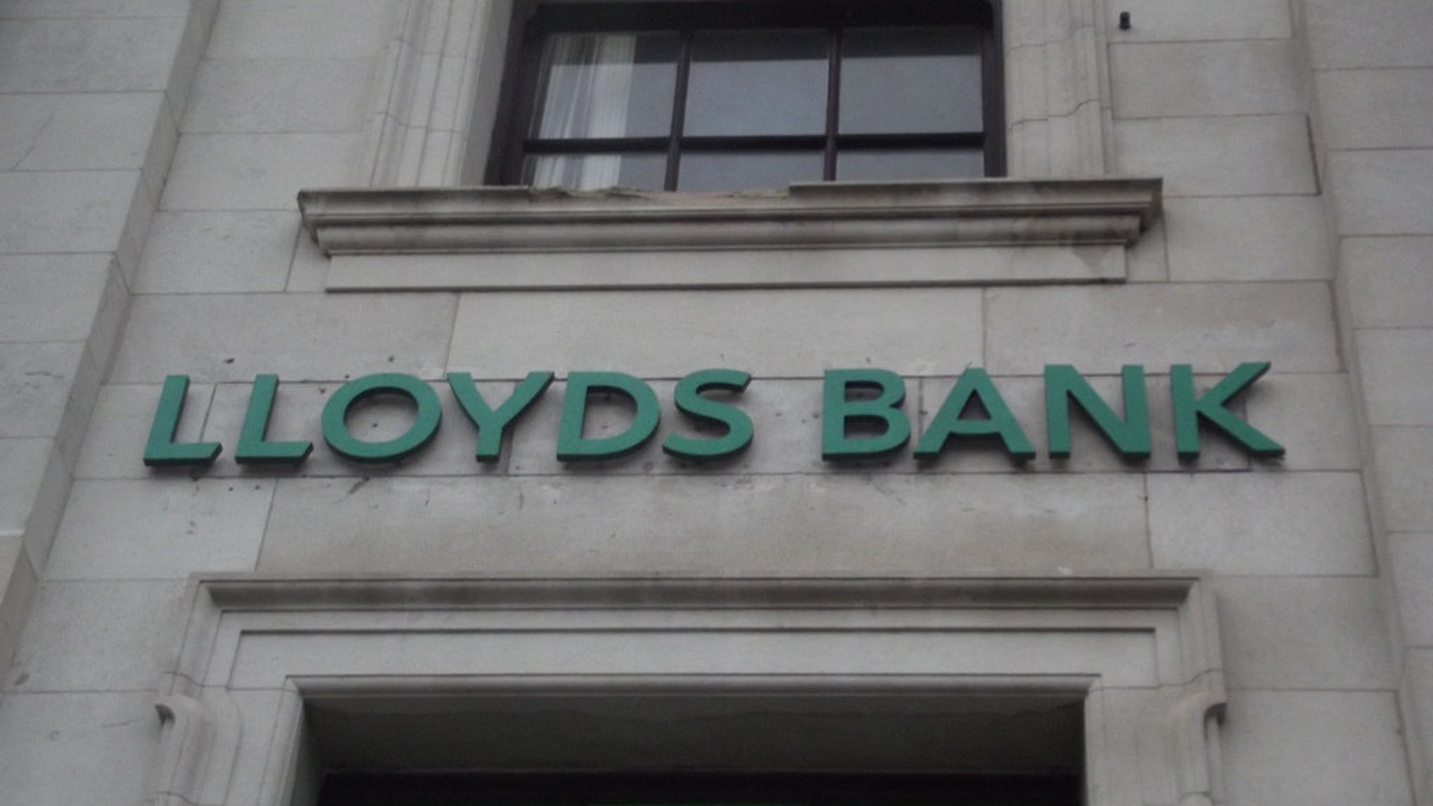 Lloyds Banking Group (LSE:LLOY) Could Be 7% Below Fair Value As Accelerate 2030 Draws Focus