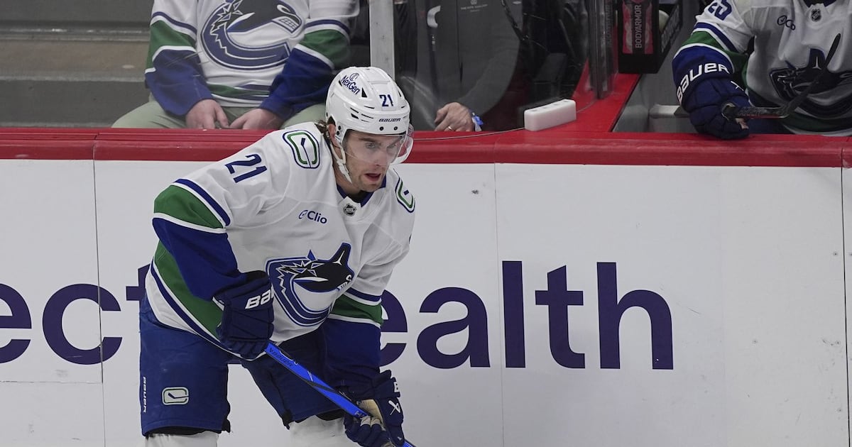 Nashville Predators acquire Nils Hoglander from Vancouver Canucks for 2029 third-round pick