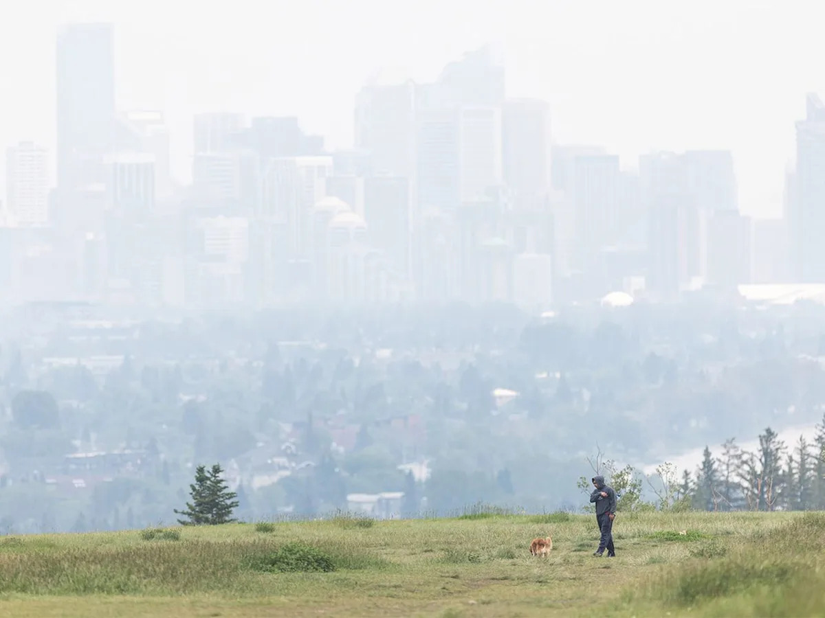 Air quality warning remains in effect as smoke hangs over Calgary