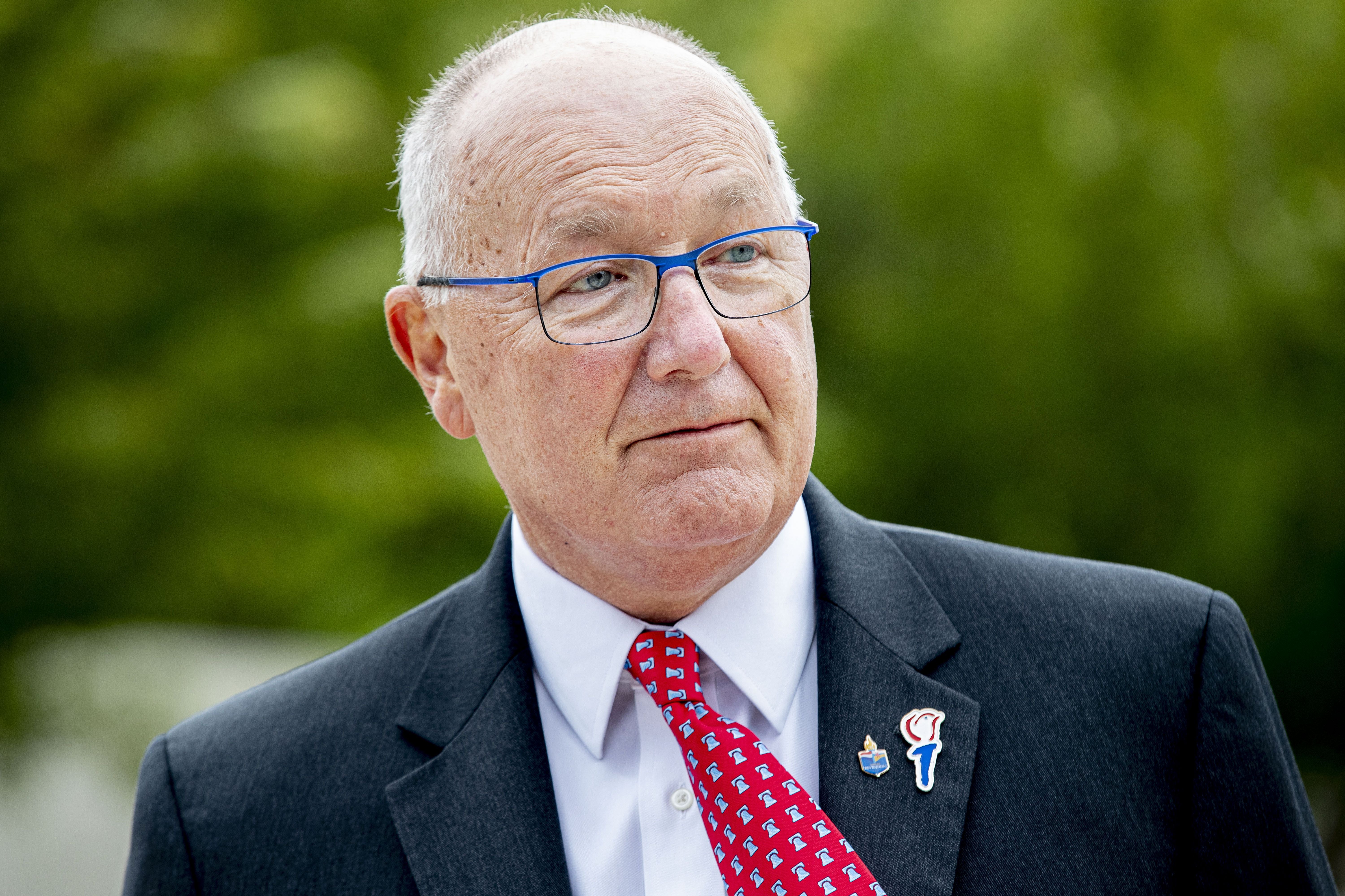 More than 170,000 Canadians have signed a petition calling for the removal of US Ambassador Pete Hoekstra, following months of consumer boycotts and canceled travel to America