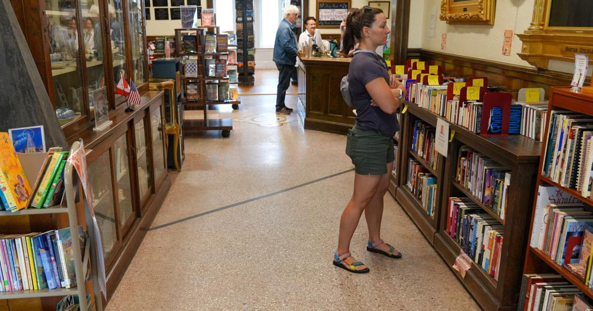 Library on US-Canada border gets Canadian entrance