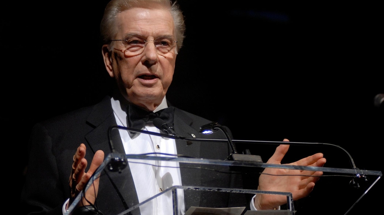 Lloyd Robertson, longtime anchor of Canada's top TV newscast, dies at 92
