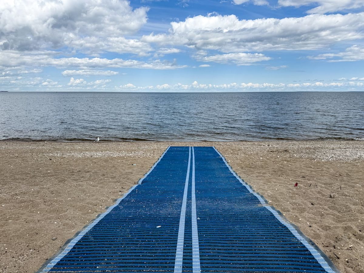 Trip to Winnipeg Beach spoiled for woman who uses wheelchair as mobility mats absent