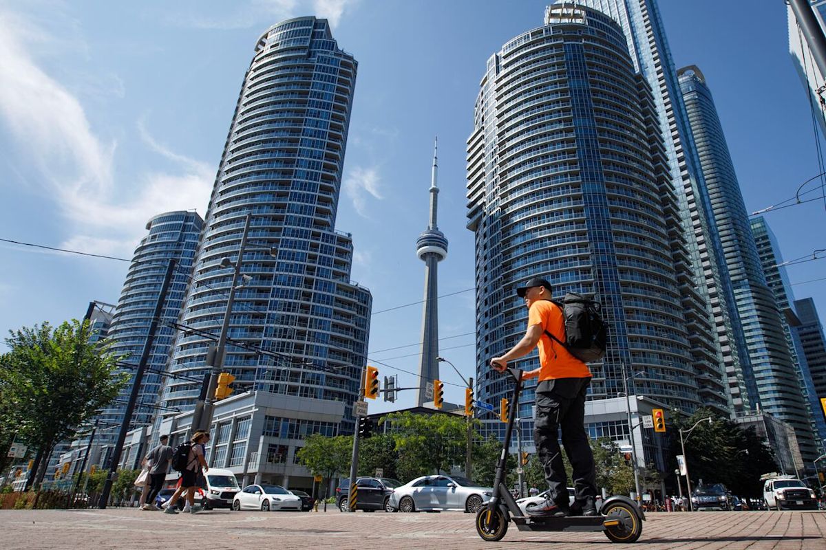 Toronto police cracking down on e-bikes, e-scooters evading laws, regulations