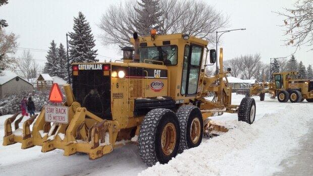Edmonton to revisit using calcium chloride for snow clearing