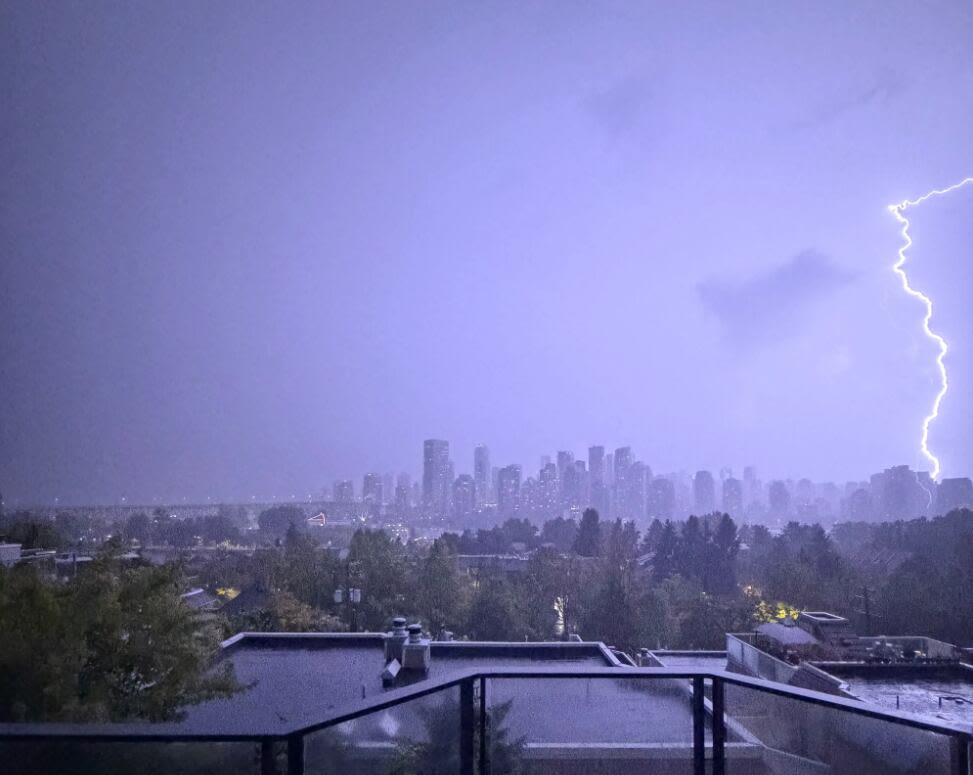 Rare thunderstorm with lightning strikes wows southern B.C., causing havoc at Vancouver airport