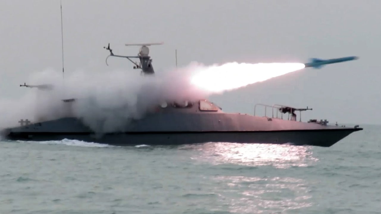 Iran feuert Raketen auf Straße von Hormus: Mullah-Führer droht USA | Politik