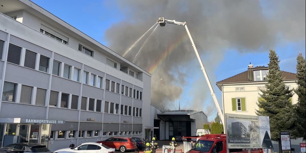 Lagerhalle in Uzwil steht in Brand