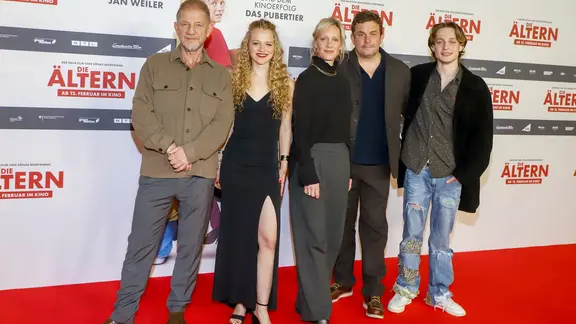 Sönke Wortmann, Kya Celina Barucki, Anna Schudt, Sebastian Bezzel und Philip Müller auf dem roten Teppich.