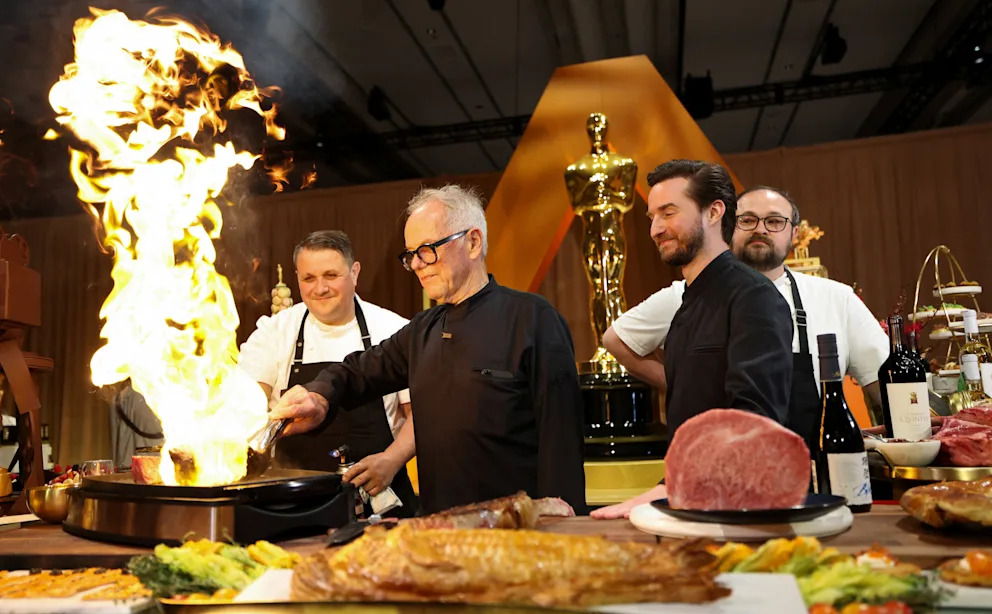 Wolfgang Puck wird bei den Oscars von seinem Vice President Eric Klein (l.) und Sohn Byron (31, r.) unterstützt