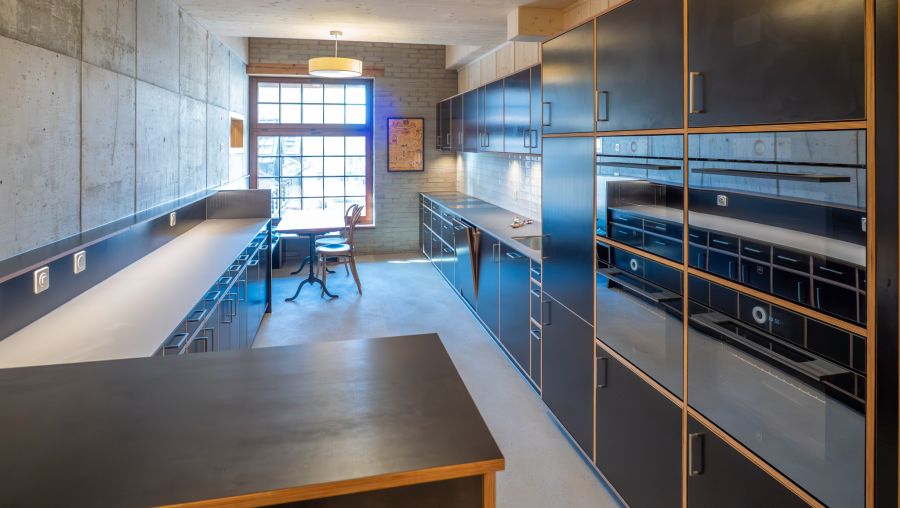 Die Küche der Studentenwohnung ist grosszügig gestaltet.