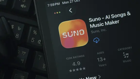 Ein iPad auf dem die Suno-AI-App zu sehen ist.