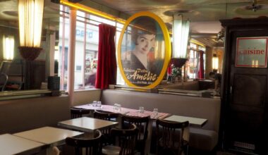 <p>Bis heute präsent ist auch die Filmvergangenheit im „Café des Deux Moulins“, in dem die Hauptdarstellerin Audrey Tautou in „Die fabelhafte Welt der Amélie“ als Kellnerin arbeitet. Zahlreiche Filmszenen spielen in dem Etablissement und erzählen von den Begegnungen mit Amélies Stammkundschaft und Kolleginnen.</p>