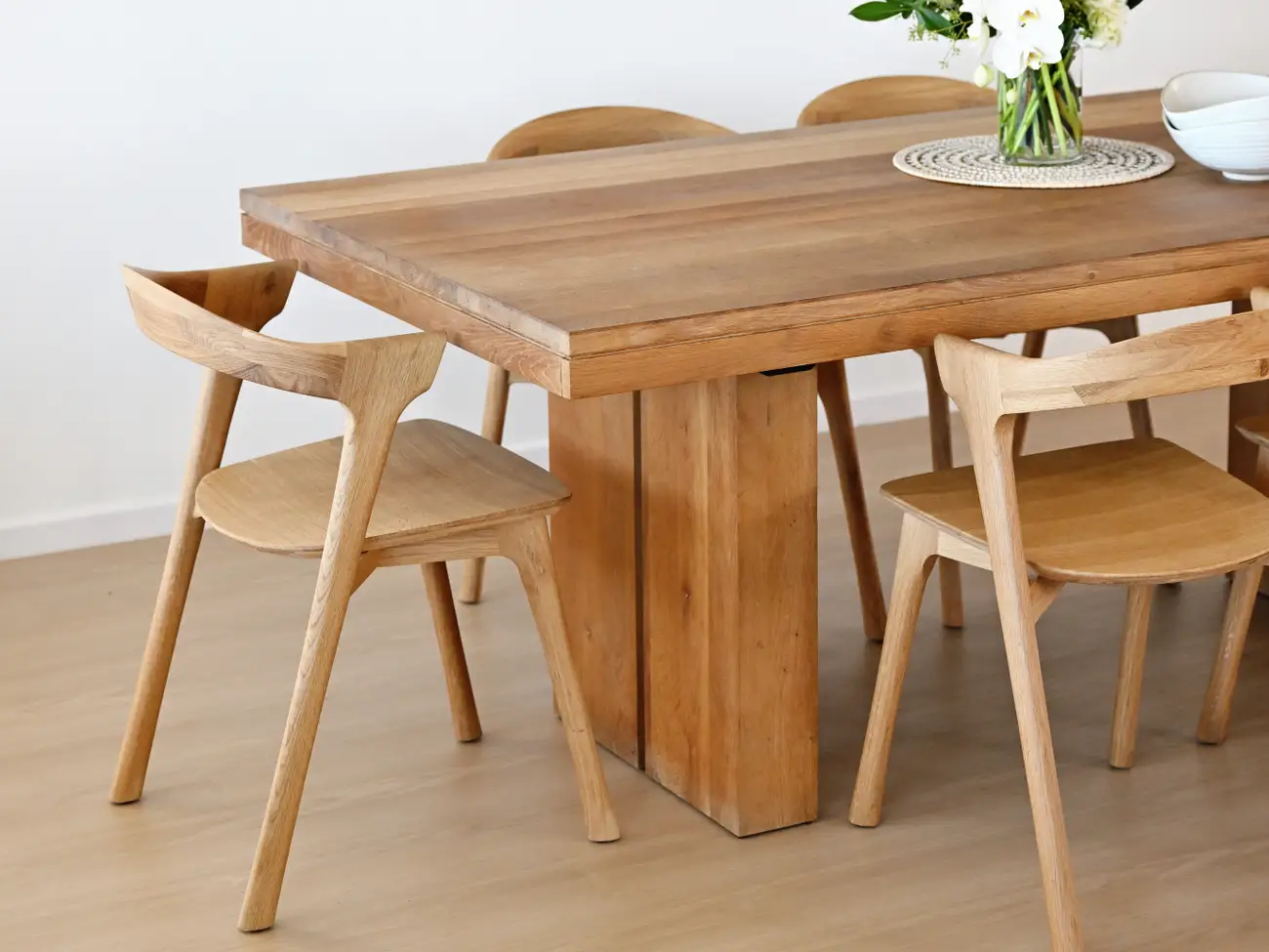 Helle Holzoberflächen sind in diesem Frühjahr out. 