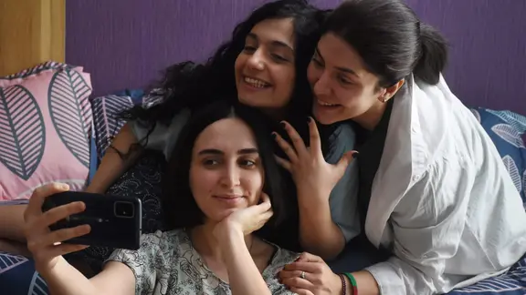 Die Saat des heiligen Feigenbaums | ©Films Boutique_Alamode Film Drei Mädchen auf einem Bett machen Selfies