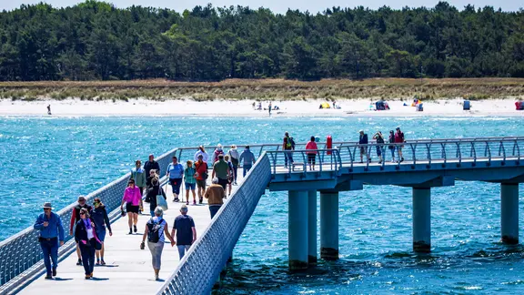 Urlauber auf der neuen Seebrücke in Prerow. 