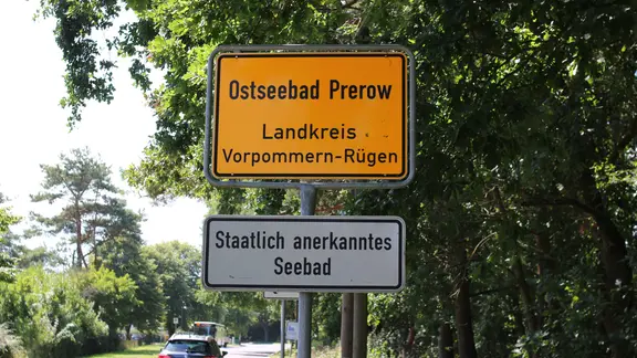 Ein Ortseingangsschild der Gemeinde Prerow.