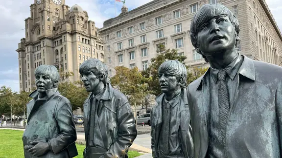 Eine Statue der Beatles an der Hafenpromenade von Liverpool von dem Künstler Andy Edwards. | picture alliance/dpa | Julia Kilian, Julia Kilian Eine Statue der Beatles an der Hafenpromenade von Liverpool von dem Künstler Andy Edwards.