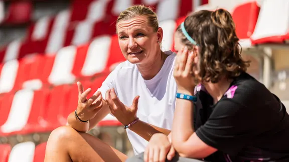 Alexandra Popp (mit Alma Wilhelm, re.) gibt dem Fussballteam von Schloss Einstein eine Trainingsstunde. | MDR/ Saxonia Media/ Michael Kremer Alexandra Popp (mit Alma Wilhelm, re.) gibt dem Fussballteam von Schloss Einstein eine Trainingsstunde.