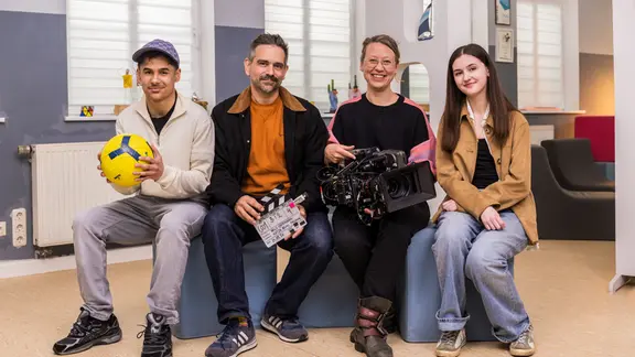 Dreharbeiten für die 30. Staffel: Joël Massy Kohandel (Rolle Sami); Regisseur Nils Dettmann; Kamerafrau Katja Rivas; Ava Fannin (Rolle Yara); (v.l.n.r.) | MDR/ Saxonia Media/ Michael Kremer Joël Massy Kohandel (Rolle Sami); Regisseur Nils Dettmann; Kamerafrau Katja Rivas; Ava Fannin (Rolle Yara); (v.l.n.r.)
