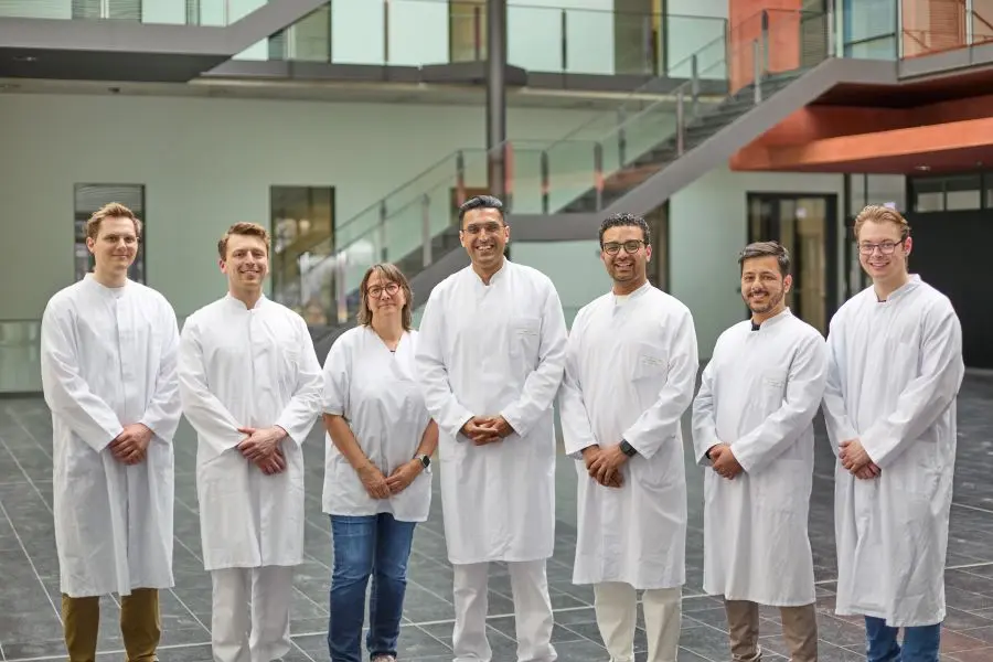 Die AG Uslu mit (v.l.n.r.) Elias Pekarski (Med.-Doktorand), Dr. Max-Augustus Kleiß (Clinician Scientist), Claudia Siedel (Labormanagerin), Prof. Dr. Uğur Uslu (Arbeitsgruppenleiter), Dr. Ebrahem Hamed (Postdoktorand), Thamer Al Hamad (PhD-Doktorand), Marcel Hanika (Masterand); © Hermann Mareth/UKW