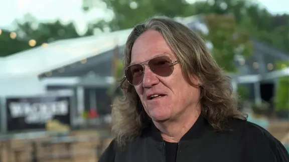 Wacken-Gründer Thomas Jensen sitzt bei einem Interview vor der Kamera. | NDR Wacken-Gründer Thomas Jensen sitzt bei einem Interview vor der Kamera.