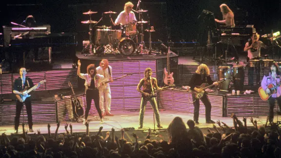 Musiker Peter Maffay (M.) bei seinem Gastauftritt in der Kongress- und Sporthalle in Rostock (DDR) am 04.06.1986.
