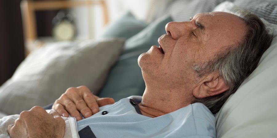 Senior schläft