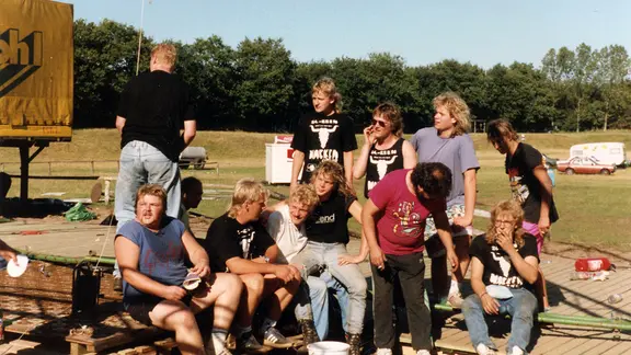 Wacken Open Air 1990: Beim Aufbau der Bühne legt die Crew eine Pause ein. | Wacken Open Air Wacken Open Air 1990: Beim Aufbau der Bühne legt die Crew eine Pause ein.
