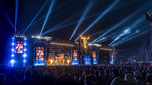 Light-Shows, Vidiwalls und Zigtausend Fans: So sieht es mittlerweile aus, wenn in Wacken gerockt wird. Hier spielen Sabaton beim 30. WOA 2019. | picture alliance/Geisler-Fotopress, Andre Havergo/Geisler-Fotopress Die schwedische Power-Metal-Band Sabaton spielt 2019 auf dem 30. Wacken Open Air.