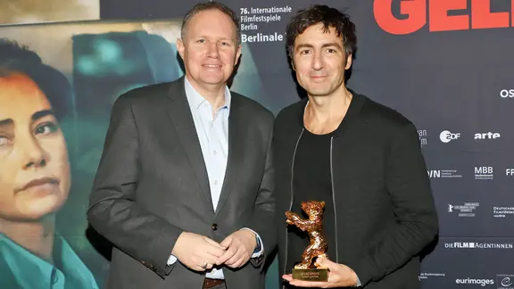 Hamburgs Kultursenator Carsten Brosda (l.) mit Regisseur und Berlinale-Gewinner Ilker Catak | IMAGO / BREUEL-BILD Hamburgs Kultursenator Carsten Brosda (l.) mit Regisseur und Berlinale-Gewinner Ilker Catak