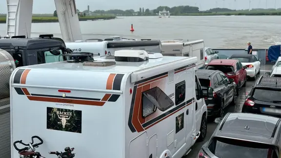 Autos auf der Elbfähre Glückstadt - Wischhafen 