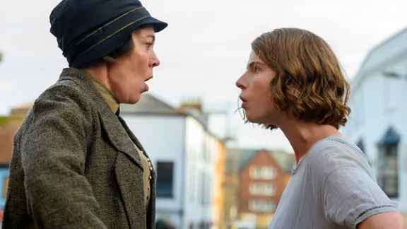 Die Nachbarinnen Edith Swan (Olivia Coleman, li.) und Rose Gooding (Jessie Buckley, re.) geraten in einen vulgären Wortstreit. | Studiocanal/Parisa Taghizadeh Die Nachbarinnen Edith Swan (Olivia Coleman, li.) und Rose Gooding (Jessie Buckley, re.) geraten in einen vulgären Wortstreit.