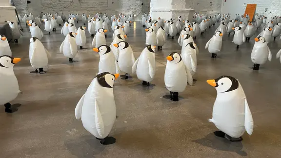 Ballon-Pinguine im Foyer | Sören Gerhardt/NDR.de Ballon-Pinguine im Foyer
