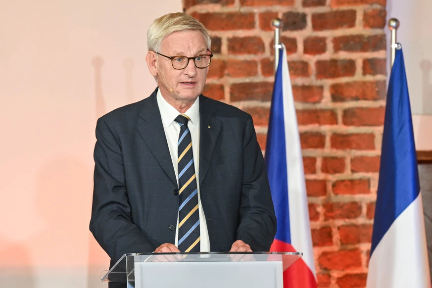 epa13027102 Jan Nowak-Jezioranski Award recipient Carl Bildt, former Swedish Prime Minister, speaks during a gala at the Ossolineum in Wroclaw, Poland, 09 June 2026. The award, presented in the capita ...