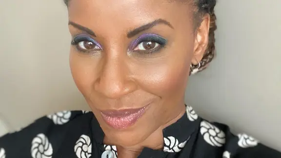 Liz Baffoe ist durch ihr langjähriges Mitwirken in den TV-Serien "Lindenstraße" und "Schloss Einstein" bekannt. | Liz Baffoe Die Schauspielerin Liz Baffoe im Porträt.