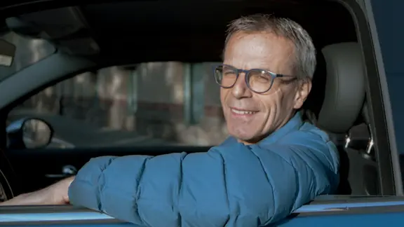 Durch seine Karaoke-Performances im Auto hat Uwe Baltner neue Balance und Lebensmut gefunden und ist gleichzeitig damit zur TikTok-Sensation geworden. | privat Der Content-Creator und Autor Uwe Baltner sitzt in seinem Auto.
