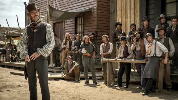 Schauspieler Guy Pearce in einer Szene des Westerns "Brimstone" | Kinostar/dpa Guy Pearce als The Reverend in einer Szene des Films "Brimstone"