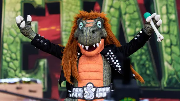 Mr. Heavysaurus begeistert mit seiner Band am Samstagmittag Kinder UND Erwachsene. | dpa-Bildfunk Eine Person im Dinosaurierkostüm auf der Bühne beim WOA 2026
