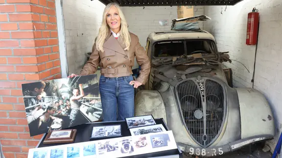 Marion Fedder, die Witwe des verstorbenen Hamburger Schauspielers Jan Fedder, steht vor einem alten Peugeot 402. | picture alliance/dpa | Marion Fedder/Wallocha Marion Fedder, die Witwe des verstorbenen Hamburger Schauspielers Jan Fedder, steht vor einem alten Peugeot 402.