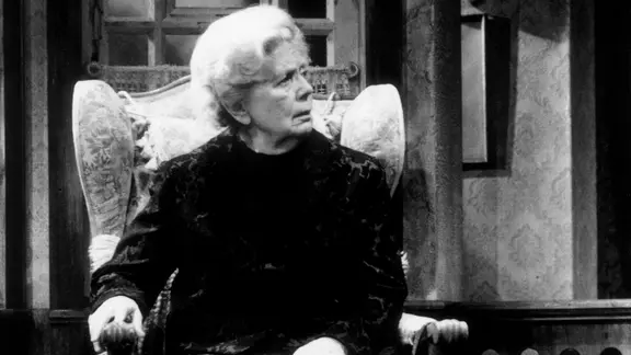Heidi Kabel als Mudder Klasen im Bürgermeisterstuhl des gleichnamigen Bühnenstücks vom Ohnsorg-Theater (1969). | NDR/Maike Kollenrott Heidi Kabel als Mudder Klasen im Bürgermeisterstuhl des gleichnamigen Bühnenstücks vom Ohnsorg-Theater (1969).