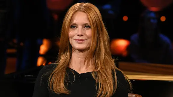 Esther Schweins erzählt in "Was haben wir gelacht", wie sie es erlebt hat, öffentlich immer wieder auf ihr Äußeres reduziert zu werden. | NDR Fernsehen/ Uwe Ernst Esther Schweins ist zu Gast in der NDR Talk Show.