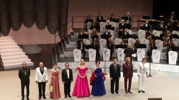 Elegant, seidig, wandlungsfähig: Unter der Leitung von Sylvain Cambreling steuern die Symphoniker Hamburg die Musik zu Marthalers Anti-Gala bei. | Screenshot .