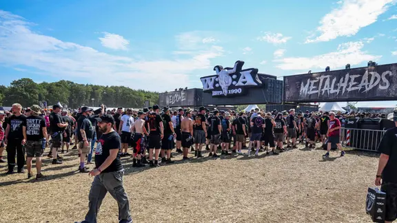 Wacken: Festivalbesucher stehen Schlange an einem Eingang beim Wacken Open Air | dpa-Bildfunk Wacken: Festivalbesucher stehen Schlange an einem Eingang beim Wacken Open Air