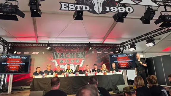 Veranstalter, Rettungsdienst, Polizei, Feuerwehr und Ordnungsamt bei der Bilanz 2026 fürs WOA. | NDR, Rahel Zahlmann Eine Aufnahme der Abschlusskonferenz beim WOA 2026