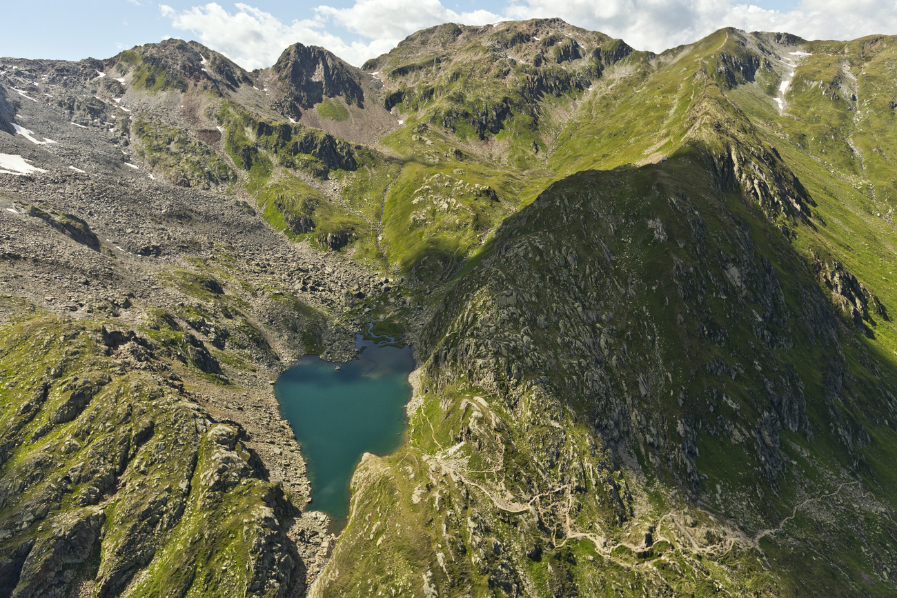 Un lac de montagne dans les Alpes