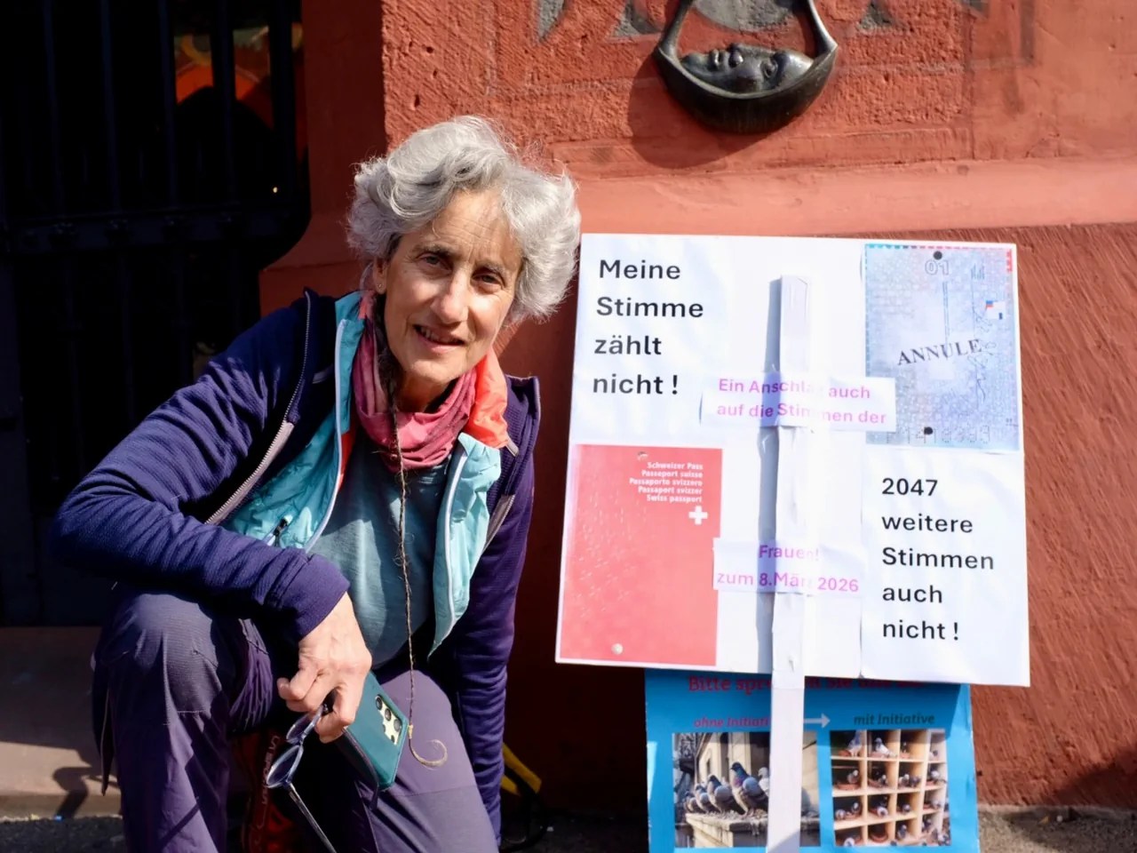 Une Suissesse de l'étranger frustrée: Christine D'Souza, ancienne députée au Grand Conseil bâlois, manifeste devant l'hôtel de ville de Bâle.