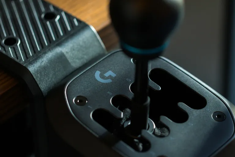Logitech G RS H-Shifter, un levier de vitesse haut de gamme à effet Hall !