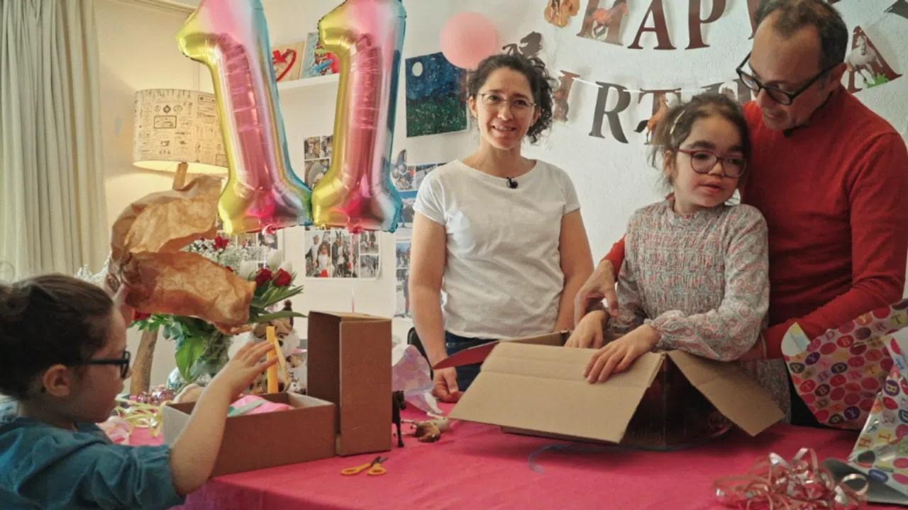 Julia lors de sa fête d'anniversaire des 11  ans, en compagnie de ses parents et de sa soeur Giada. Ursula et Mario travaillent à temps partiel pour pouvoir mieux s'occuper de leurs enfants. Pour collecter des fonds et informer le public, ils ont fondé l'association Hope for Julia. [RTR - MANUELA MORGENTHALER]