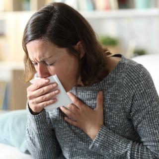 Tout savoir sur la toux persistante après une infection respiratoire. © PheelingsMedia, Adobe Stock